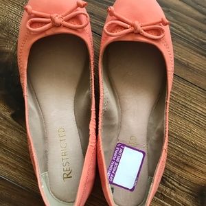 Restricted Cosmo Bow Flats in Coral Size 6.5